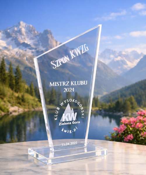 Szklana statuetka z ostrym ścięciem – nagroda Szpon dla Mistrza Klubu Wysokogórskiego w Zielonej Górze z grawerem wewnątrz szkła. Nowoczesne szklane trofeum dla zwycięzcy corocznego konkursu wspinaczkowego KWZG Szklana statuetka na zawody sportowe od producenta – Laser 3D Zielona Góra, grawerujemy od 2000 roku jako pierwsi w Polsce