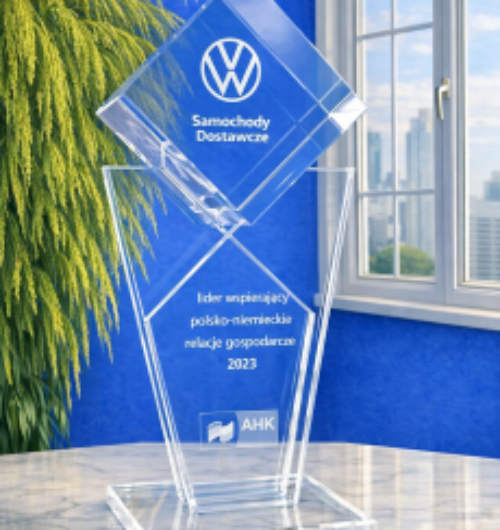 szklana-nagroda-lider-biznesu-polsko-niemieckiego-ahk Prestiżowa szklana nagroda dla lidera biznesu polsko-niemieckiego od AHK. Szklana statuetka wykonana dla firmy Volkswagen. Zobacz precyzyjny grawer 3D i wysoką jakość wykonania szklanych trofeów. Grawerowane szklane statuetki od producenta z 25-letnim doświadczeniem, Laser 3D z Zielonej Góry
