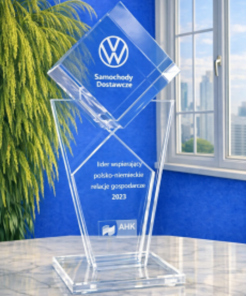 Prestiżowa szklana nagroda dla lidera biznesu polsko-niemieckiego od AHK. Szklana statuetka wykonana dla firmy Volkswagen. Zobacz precyzyjny grawer 3D i wysoką jakość wykonania szklanych trofeów. Grawerowane szklane statuetki od producenta z 25-letnim doświadczeniem, Laser 3D z Zielonej Góry