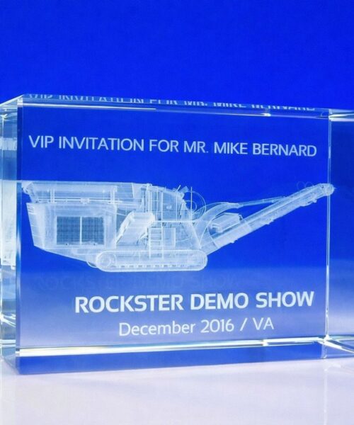 • Szklana statuetka z precyzyjnym grawerem 3D kruszarki szczękowej – prestiżowe podziękowanie dla partnera z branży budowlanej i kopalnianej. Szklana statuetka w kształcie kryształowego prostopadłościanu, w którym jest wygrawerowana kruszarka w 3D, Statuetka ta, to oryginalne, osobiste zaproszenie VIP na demonstracyjny pokaz maszyn Rockster na branżowych targach w Austrii statuetkę wykonał polski producent szklanych statuetek, firma Laser 3D z Zielonej Góry Laser 3D to pionier grawerowania 3D w Polsce, Grawerujemy już pond 25 lat