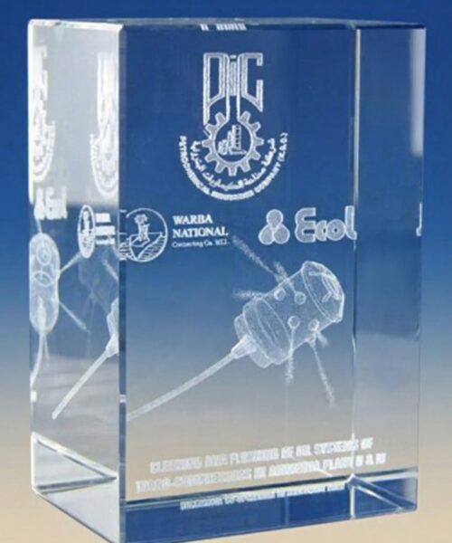 Prestiżowa szklana statuetka z precyzyjnym grawerem 3D turbosprężarki jako unikatowe podziękowanie dla partnera biznesowego z branży automotive Trójwymiarowy model turbosprężarki wygrawerowany wewnątrz szklanego prostopadłościanu, personalizowany upominek dla kontrahenta lub podwykonawcy. Laser 3D z Zielonej Góry to pierwszy w Polsce producent szklanych statuetek z grawerem 3D. Grawerujemy już ponad 25 lat