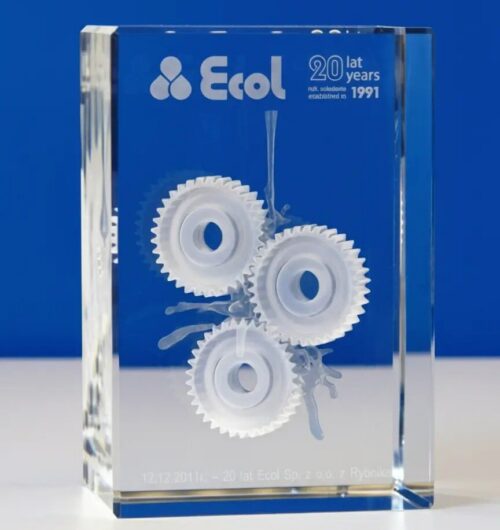 szklana-statuetka-3d-zebatki-upominek-jubileuszowy-ecol-laser3d szklana statuetka jubileuszowa z okazji 20-lecia działalności firmy Ecol, statuetka w kształcie kryształowego prostopadłościanu, w którym wygrawerowaliśmy zębatki w 3D jako symbol upominków biznesowych z okazji jubileuszu statuetka wykonana przez polskiego producenta – Laser 3D Zielona Góra, jako pierwsi w Polsce wprowadziliśmy grawerowanie 3D w szkle już ponad 25 lat temu