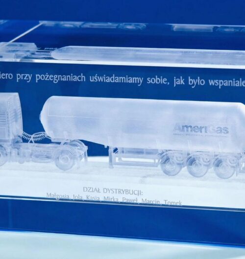 szklana-statuetka-ciezarowka-cysterna-3d-podziekowanie-za-wspolprace-laser3d Szklana statuetka w kształcie bloku z trójwymiarowym grawerem samochodu ciężarowego z cysterną oraz pamiątkowym cytatem. Elegancki prezent pożegnalny od zespołu dla pracownika branży TSL