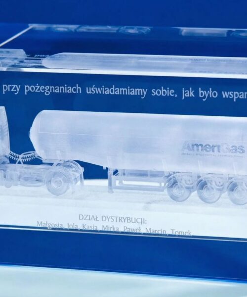 spersonalizowana szklana statuetka z grawerem 3D od firmy AmeriGas wewnątrz kryształowego szkła jest wygrawerowany model 3D ciężarówki cysterny z logo i dedykacją dla odchodzącego pracownika Szklane miniatury pojazdów to bardzo dobry pomysł na upominek biznesowy w branży transportowej Grawerowanie 3D laserem pozwala na odwzorowanie najdrobniejszych elementów cysterny takich jak kable, szczegóły kabiny (ciągnik siodłowy) kierowcy Zamów u polskiego producenta z 25-letnim doświadczeniem – Laser 3D z Zielonej Góry, jako pierwsi w Polsce wprowadziliśmy grawerowanie 3D w szkle