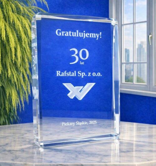 szklana-statuetka-jubileuszowa-30-lecie-rafstal-szklo-krysztalowe Kryształowa statuetka na 30-lecie firmy Rafstal z ozdobnymi długimi fazami po bokach i grawerem jubileuszowym. Podziękuj za lojalność i trzy dekady wspólnego rozwoju. Laser 3D Zielona Góra producent statuetek od 25 lat