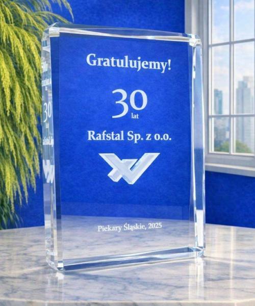 Kryształowa statuetka na 30-lecie firmy Rafstal z ozdobnymi długimi fazami po bokach i grawerem jubileuszowym. Podziękuj za lojalność i trzy dekady wspólnego rozwoju. Laser 3D Zielona Góra producent statuetek od 25 lat