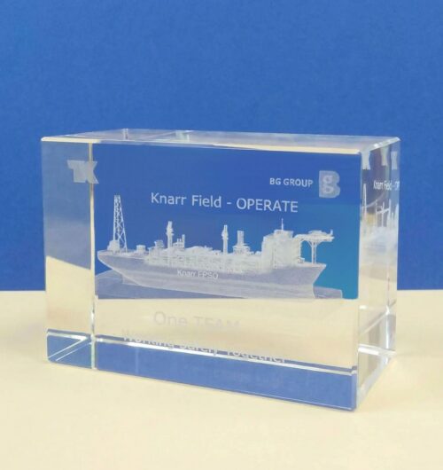 szklana-statuetka-statek-tankowiec-z-grawerem-laser3d szklana statuetka z grawerem 3D przedstawiającym statek, tankowiec Knarr należący do BG Group, Jest to pamiątkowa statuetka korporacyjna wykonana z czystego szkła kryształowego Szklana statuetka z trójwymiarowym statkiem to upominek biznesowy dla przemysłu naftowego z okazji pierwszego wydobycia grawerowanie 3D laserem umożliwiło w bardzo precyzyjny sposób odwzorowanie detali statku, który można podziwiać z każdej strony Szklane miniatury statków to specjalność polskiego producenta statuetek z Zielonej Góry – Laser 3D Laser 3D pierwsza w Polsce firma, która rozpoczęła grawerowanie 3D w szkle 25 lat temu