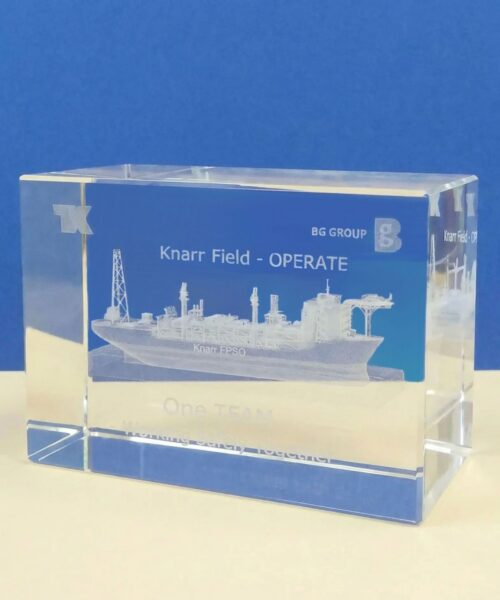 szklana statuetka z grawerem 3D przedstawiającym statek, tankowiec Knarr należący do BG Group, Jest to pamiątkowa statuetka korporacyjna wykonana z czystego szkła kryształowego Szklana statuetka z trójwymiarowym statkiem to upominek biznesowy dla przemysłu naftowego z okazji pierwszego wydobycia grawerowanie 3D laserem umożliwiło w bardzo precyzyjny sposób odwzorowanie detali statku, który można podziwiać z każdej strony Szklane miniatury statków to specjalność polskiego producenta statuetek z Zielonej Góry – Laser 3D Laser 3D pierwsza w Polsce firma, która rozpoczęła grawerowanie 3D w szkle 25 lat temu