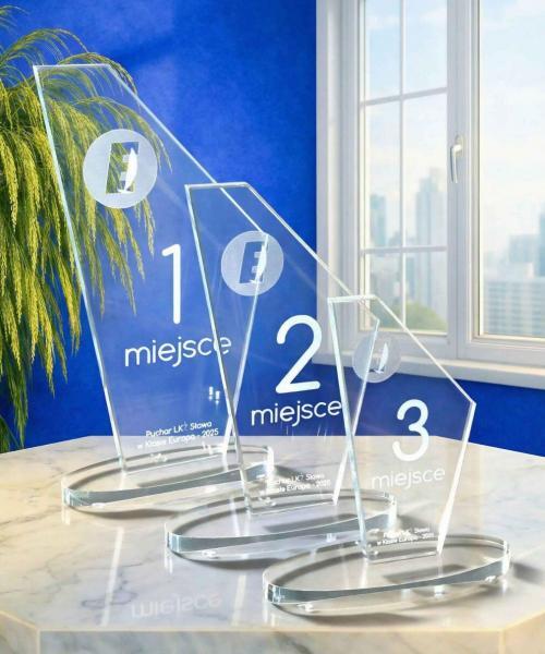 Zestaw trzech szklanych statuetek w kształcie żagli o różnych wysokościach na regaty dla Lubuskiego Klubu Żeglarskiego w Sławie, grawer 3D. Szklane trofea na zawody żeglarskie od producenta statuetek z Zielonej Góry Jako pierwsza firma wprowadziliśmy grawerowanie 3D już w 2000 roku