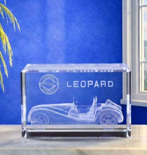 szklana-statuetka-samochod-Leopard-prezenty-motoryzacyjne-z-grawerem szklane statuetki z samochodem 3D, prezenty motoryzacyjne dla dealerów samochodowych, szklane statuetki biznesowe premium dla branży moto zdjęcie przedstawia legendarny, polski samochód Leopard Roadster wygrawerowany jako trójwymiarowy model Wysokiej jakości szkło kryształowe z laserowo grawerowanym modelem samochodu wewnątrz. Precyzyjne odwzorowanie detali karoserii roadstera. Zamów od producenta szklanych statuetek Laser 3D z Zielonej Góry Laser 3D Zielona Góra to pierwsza w Polsce firma, która wprowadziła grawerowanie 3D 25 lat temu