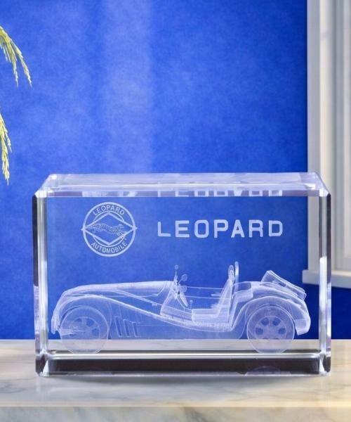 szklane statuetki z samochodem 3D, prezenty motoryzacyjne dla dealerów samochodowych, szklane statuetki biznesowe premium dla branży moto zdjęcie przedstawia legendarny, polski samochód Leopard Roadster wygrawerowany jako trójwymiarowy model Wysokiej jakości szkło kryształowe z laserowo grawerowanym modelem samochodu wewnątrz. Precyzyjne odwzorowanie detali karoserii roadstera. Zamów od producenta szklanych statuetek Laser 3D z Zielonej Góry Laser 3D Zielona Góra to pierwsza w Polsce firma, która wprowadziła grawerowanie 3D 25 lat temu