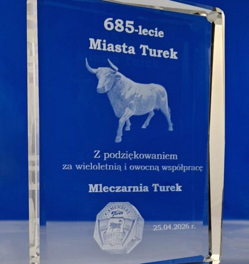 szklana-statuetka-tur-685-lecie-miasta-turek-laser3d Szklana statuetka z grawerem 3D przedstawiającym tura oraz spersonalizowanymi podziękowaniami za współpracę. Elegancki dyplom ze szkła jako upominek biznesowy dla branży spożywczej, mleczarskiej lub samorządów.
