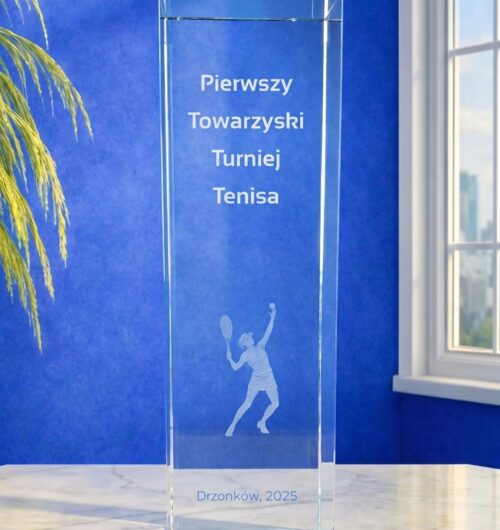 masywne-trofeum-ze-szkla-turniej-tenisa-1-7kg Wysokie, masywne trofeum z czystego szkła z grawerem 3D przedstawiającym tenisistkę serwującą piłkę oraz napisem turniejowym. Elegancki puchar sportowy na zawody tenisowe, rozgrywki klubowe i turnieje towarzyskie.