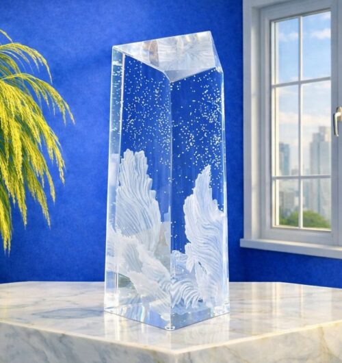 szklana-statuetka-nagroda-festiwal-grzyb-3d szklana statuetka o nieregularnym kształcie z delikatnym ścięciem na górze, z wygrawerowanym morskim grzybem w 3D i bąbelkami powietrza. Trójwymiarowy grzyb to nagroda na festiwalu filmowym za najlepsze efekty wizualne