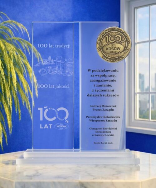szklana-statuetka-okolicznosciowa-100-lecie-mleczarni • Nowoczesna szklana statuetka jubileuszowa z okazji 100-lecia Okręgowej Spółdzielni Mleczarskiej w Kosowie Lackim, składająca się z dwóch połączonych szklanych formatek na podwójnej podstawie.