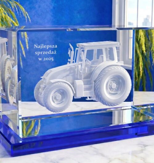 szklana-statuetka-traktor-3d-nagroda-za-najlepsza-sprzedaz-laser3d szklana statuetka w formie prostopadłościanu z trójwymiarowym grawerem ciągnika rolniczego oraz z napisem Najlepsza sprzedaż. Ekskluzywne szklane trofeum biznesowe dla branży rolniczej, producentów maszyn oraz dealerów traktorów i maszyn rolniczych