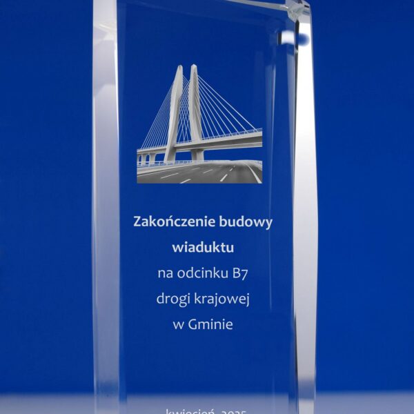Szklana statuetka z okazji zakończenia inwestycji – grawer 3D w krysztale